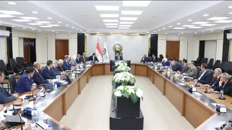 وزير قطاع الأعمال يستعرض مستجدات تنفيذ المشروع القومي لتطوير صناعة الغزل والنسيج