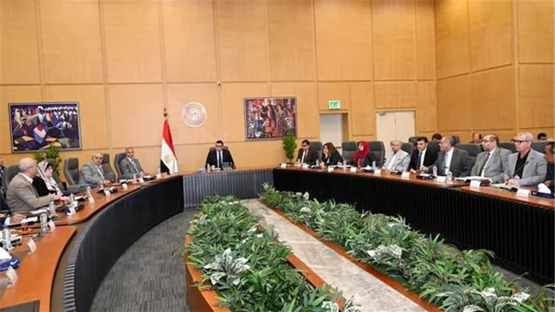 وزير الإسكان يتابع موقف تنفيذ وحدات المبادرة الرئاسية 