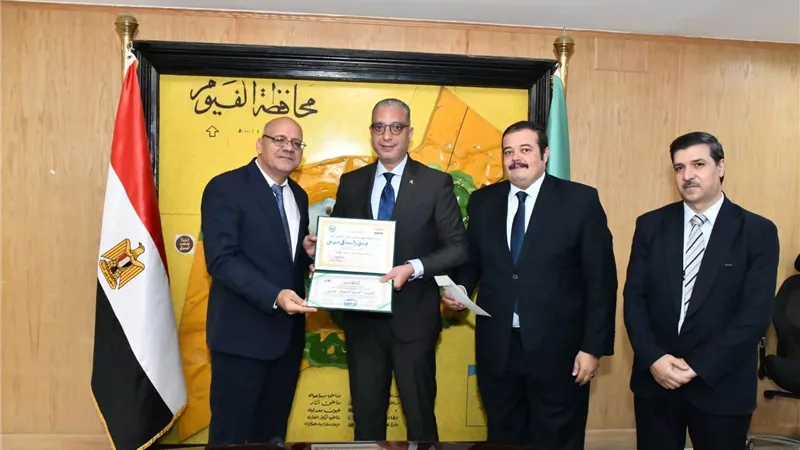 محافظ الفيوم يكرم 