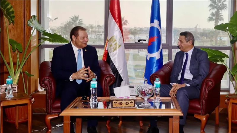 رئيس الاعتماد والرقابة الصحية يناقش مع محافظ السويس خطة اعتماد مبنى الحروق ومبنى الطوارئ بمستشفى السويس العام 