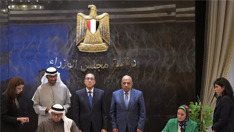 رئيس الوزراء يشهد توقيع اتفاقيتين لانتاج الكهرباء من الطاقة الشمسية بقدرة 1200 ميجاوات 