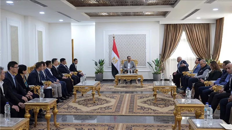 رئيس الوزراء يلتقي وفدا من مؤسسة رجال الأعمال المصريين الصينيين 