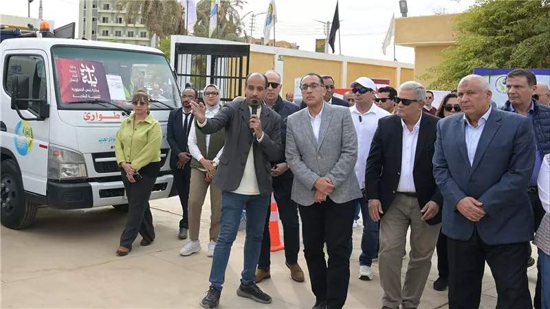 رئيس الوزراء يتفقد اصطفاف المعدات الخاصة بقطاع مياه الشرب والصرف الصحي بمدينة الخارجة