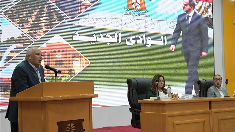 رئيس الوزراء يعقد لقاء جماهيريا مع نواب البرلمان والعمداء والمشايخ بمحافظة الوادي الجديد