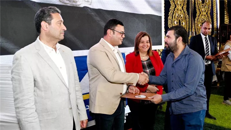 وزير الإسكان ومحافظ دمياط يسلمان عقود وحدات المبادرة الرئاسية 