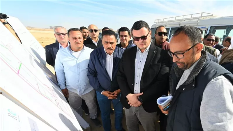 وزير الإسكان ومحافظ مطروح يتفقدان موقف تنفيذ أعمال الطرق والمرافق للأراضى البديلة بمنطقة 