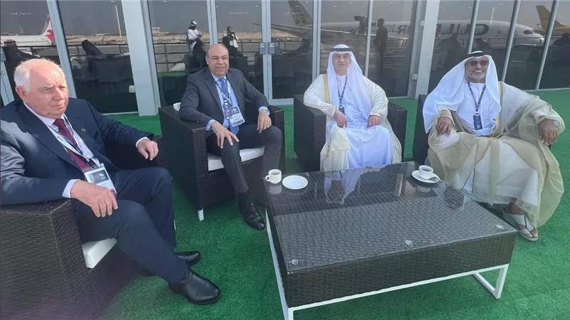 وزير الطيران يغادر القاهرة متجهًا إلى البحرين على رأس وفد رفيع المستوى للمشاركة في معرض البحرين الدولي للطيران
