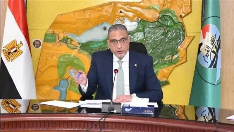 محافظ الفيوم يتابع معدلات الآداء بملفي 