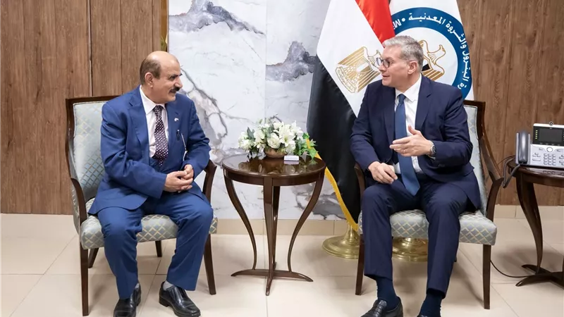 وزير البترول يعقد اجتماعا مع الرئيس التنفيذى لشركة دراجون أويل الإماراتية