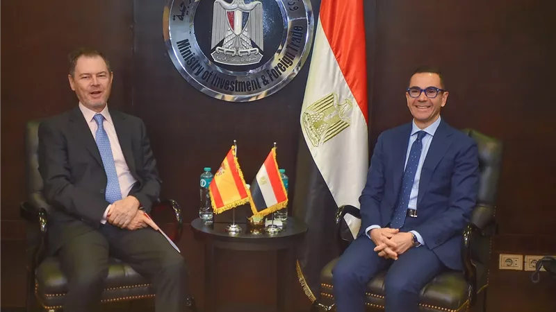وزير الاستثمار والتجارة الخارجية يبحث مع السفير الإسباني بالقاهرة سبل تعزيز العلاقات الاقتصادية بين البلدين