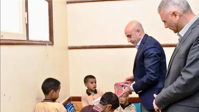 الوزير محمد عبد اللطيف ومحافظ أسوان يتفقدان عددا من مدارس النوبة لمتابعة انضباط العملية التعليمية