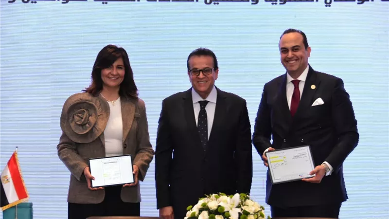  وزير الصحة والسكان ورئيس هيئة الرعاية الصحية يشهدان توقيع بروتوكولين تعاون بين الهيئة وشركة 