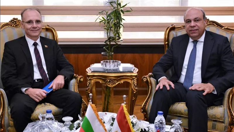 وزير الطيران المدني يلتقي سفير بلغاريا بالقاهرة لبحث سبل التعاون المشترك 