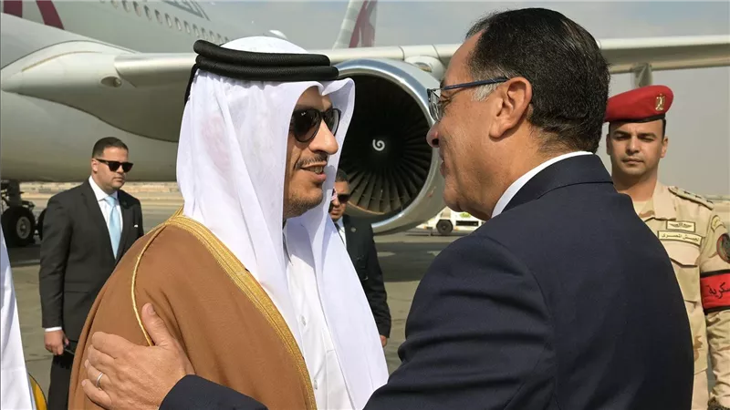 رئيس الوزراء يستقبل نظيره القطري بمطار القاهرة الدولي