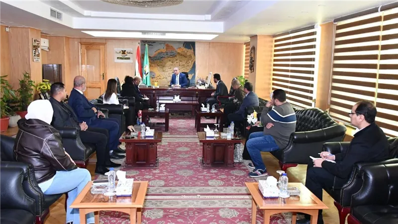 محافظ الفيوم يتابع مع وفد بنك إعادة الإعمار والتنمية بالاتحاد الأوروبي تنفيذ مشروعات الصرف الصحي  