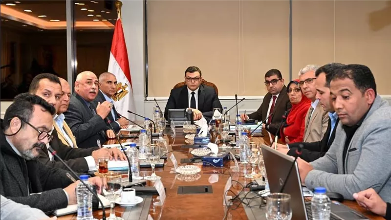وزير الإسكان يتابع منظومة الصرف بالعاشر من رمضان.. وموقف تنفيذ الحلول العاجلة والدائمة
