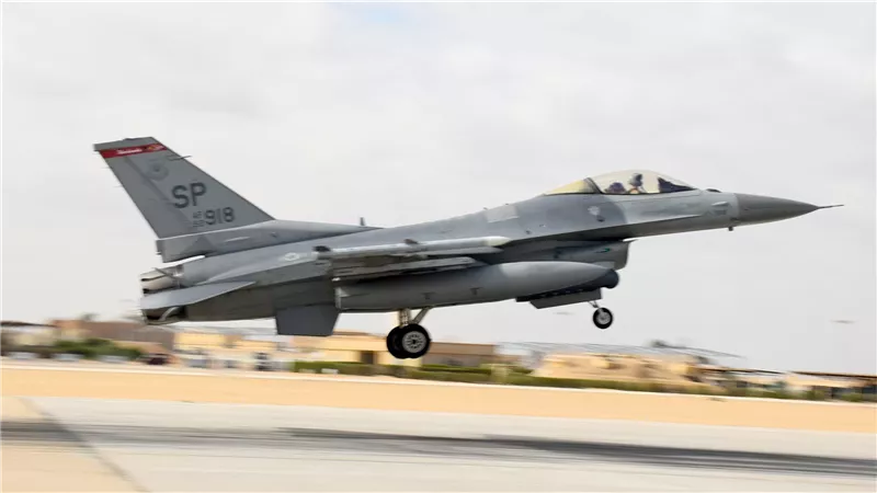 القوات الجوية المصرية والأمريكية تنفذان تدريباً جوياً مشتركاً بإحدى القواعد الجوية المصرية