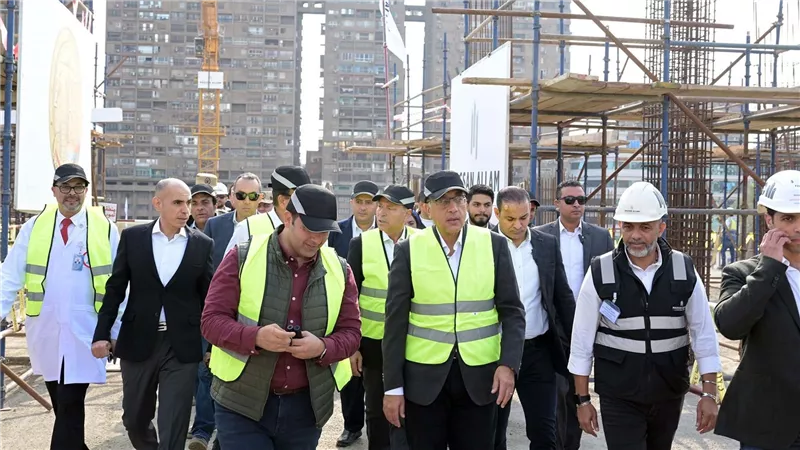 رئيس الوزراء يتفقد مشروع إنشاء مدينة النيل الطبية 