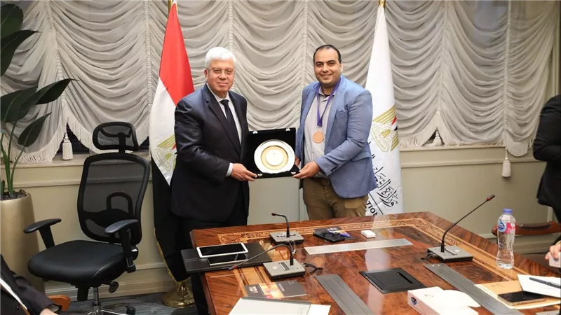 وزير التعليم العالي يكرم المهندس مصطفى السيد لحصوله على الميدالية البرونزية في المعرض الدولي للاختراعات بكوريا الجنوبية