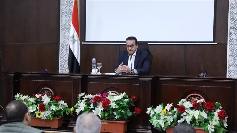 الدكتور خالد عبدالغفار يؤكد ضرورة الحفاظ على استدامة توافر المستلزمات الطبية بمعهد القلب