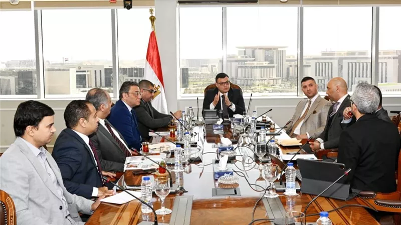 وزير الإسكان يبحث مع مسئولى شركة 