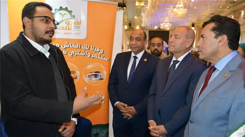 وزير الشباب والرياضة ومحافظ القاهرة يفتتحان ملتقي توظيف مصر بمركز شباب باب الشعرية