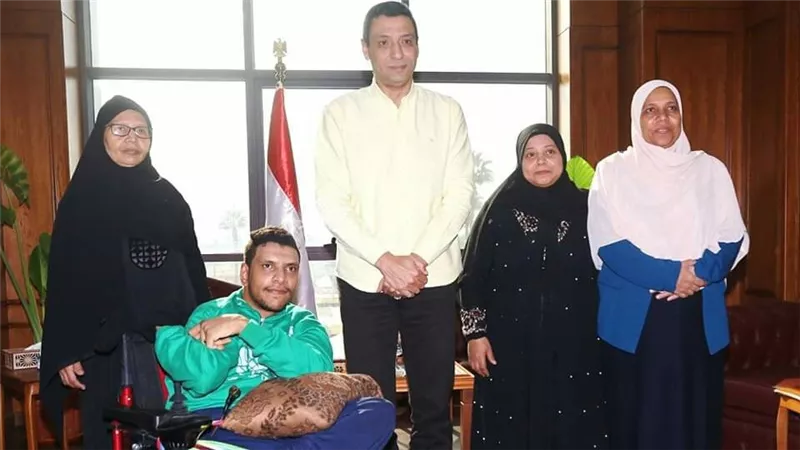 محافظ السويس يكرم بطل الأصرار والتحدي لإجتيازه الامتحان الالكترونى في محو الأمية 