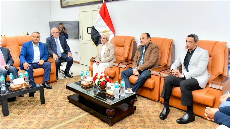 وزيرا قطاع الأعمال العام والبيئة يعقدان لقاء موسعا مع محافظ السويس ونواب البرلمان