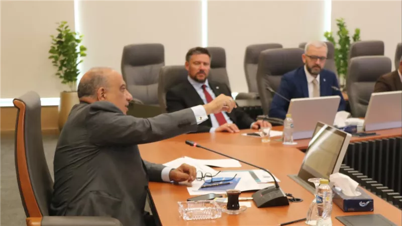 وزير الكهرباء يجتمع ونائب رئيس شركة 