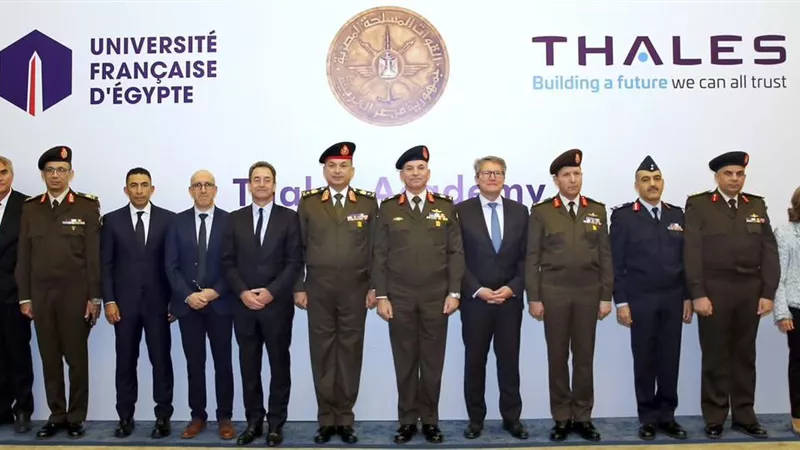القوات المسلحة تنظم مراسم تسليم شهادات إجتياز البرامج التدريبية الخاصة بمنظومة العمل الفنى فى مجالات الدفاع والصناعة بالتعاون مع شركة تاليس والجامعة الفرنسية بمصر