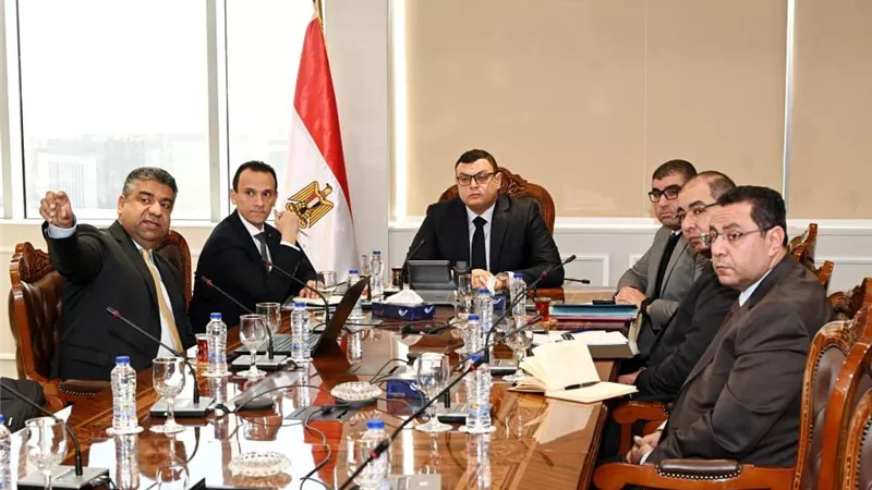 وزير الإسكان يناقش مقترحات تطوير الأداء وتعظيم الاستفادة من أصول هيئة المجتمعات العمرانية الجديدة