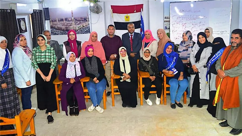رئيس حي السويس يشارك معلمي محو الامية في الدورة التدريبية بجمعية الحسين