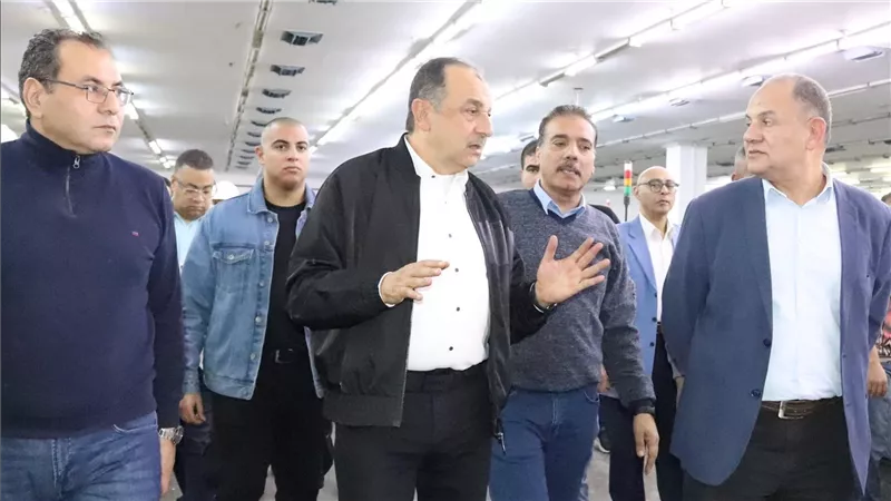 وزير قطاع الأعمال العام في جولة ميدانية موسعة بشركة 