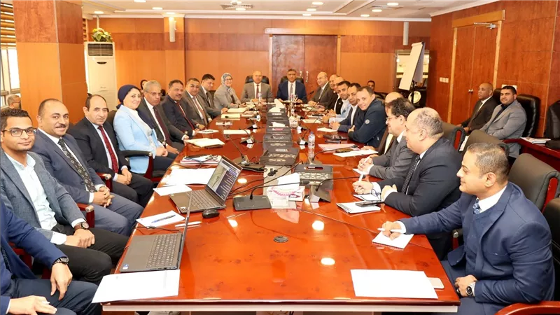 وزير الصناعة والنقل يبحث مع محافظ ومستثمري الجيزة تحديات المناطق الصناعية بالمحافظة وسبل حلها