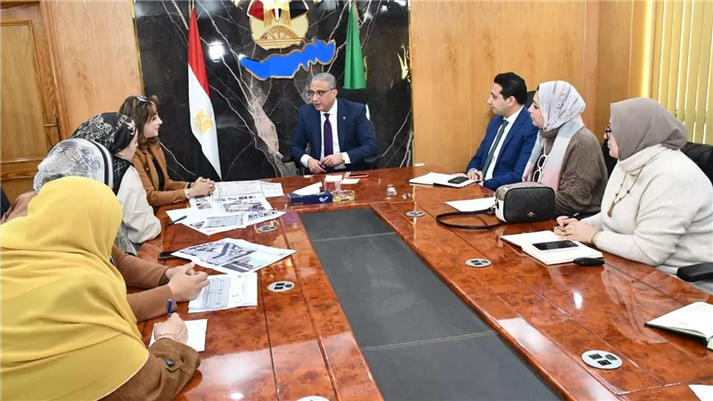 محافظ الفيوم يناقش خطط ومقترحات تطوير الأسواق بنطاق المدينة