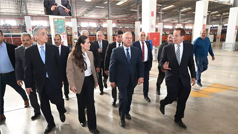 نائب رئيس مجلس الوزراء للتنمية الصناعية وزير الصناعة والنقل يفتتح خط إنتاج اكشاك الكهرباء المدمجة المخصصة