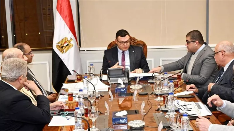 وزير الإسكان يتابع خطة مد وتدعيم شبكات مياه الشرب والصرف الصحى للعام المالى الحالى