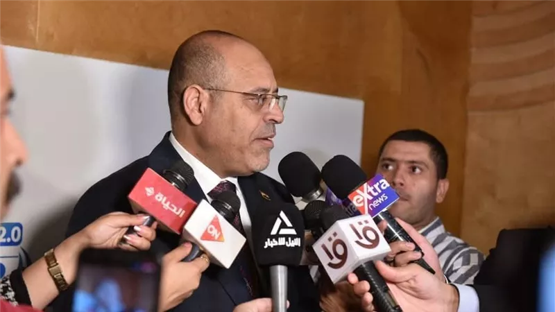 وزير العمل يعلن استخراج شهادات 