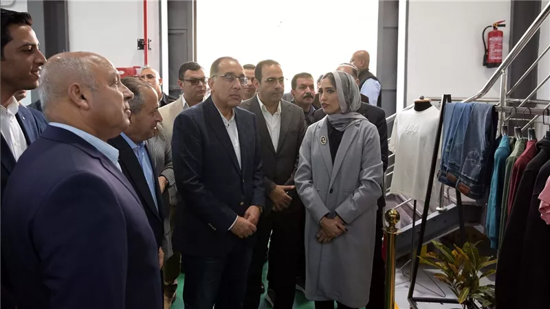 رئيس الوزراء يتفقد مصنع 