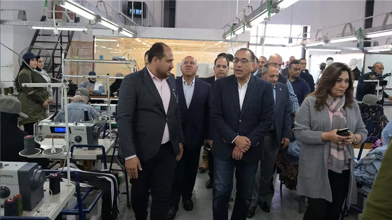 رئيس الوزراء يتفقد مصنع 