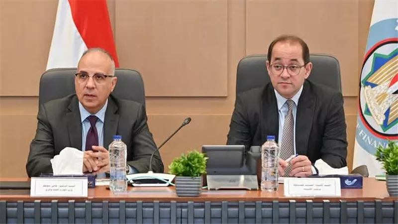 وزير الموارد المائية ووزير المالية يبحثان التنسيق المشترك بين الوزارتين فى العديد من الملفات