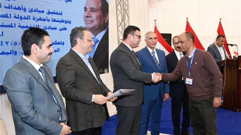 وزير الإسكان يسلم عدداً من محاضر استلام الأراضى المضافة لمدينة العبور الجديدة لمستحقيها