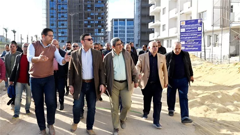 وزير الإسكان يتفقد اللمسات النهائية لأنظمة التشغيل بأبراج المنطقة الشاطئية