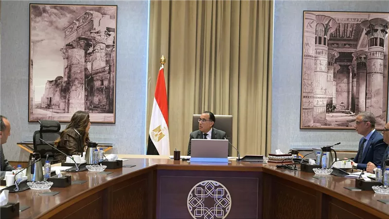رئيس الوزراء يتابع موقف تنفيذ المشروعات والخدمات الجاري تنفيذها في محافظة الفيوم