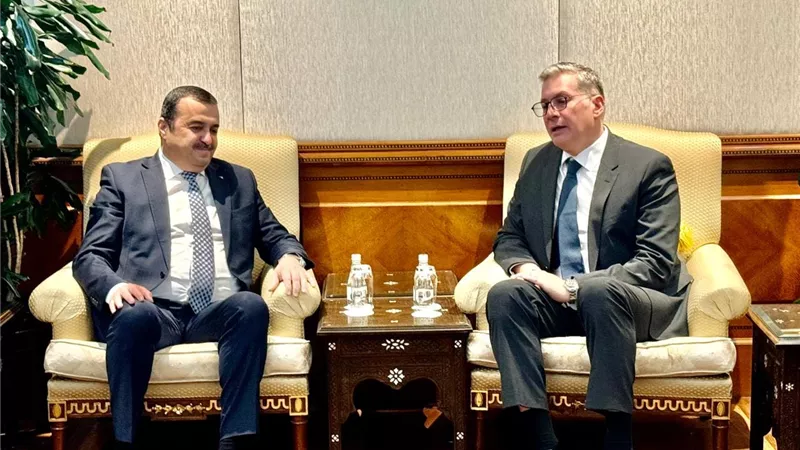 جلسة مباحثات مع وزير الطاقة والمناجم والطاقات المتجددة الجزائري