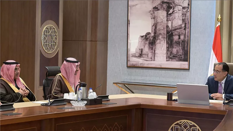 رئيس الوزراء يلتقي وزير الصناعة والثروة المعدنية السعودي والوفد المرافق له