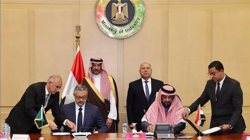وزير الصناعة والنقل ووزير الصناعة والثروة المعدنية السعودي يبحثان سبل تعزيز أطر التعاون والتكامل الصناعي بين مصر والمملكة السعودية