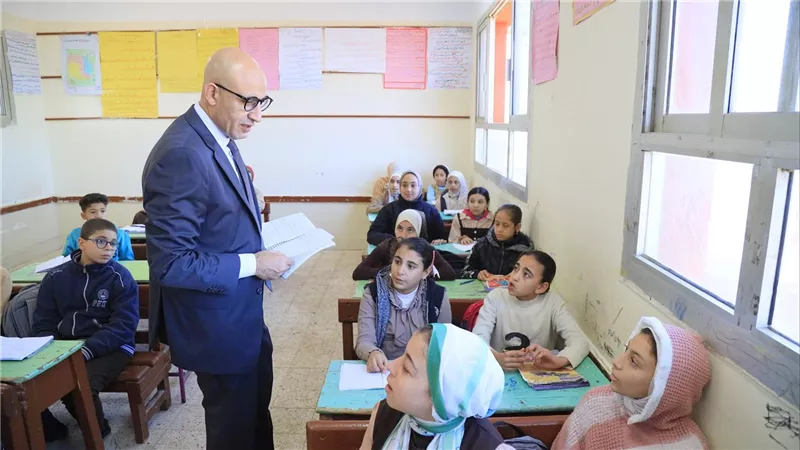 وزير التربية والتعليم يجري جولة تفقدية مفاجئة بمدرستين بالغربية لمتابعة انتظام العملية التعليمية