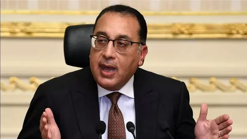 رئيس الوزراء يُصاب بدوار لدقائق أثناء المؤتمر الصحفى ثم يستكمل على الهواء