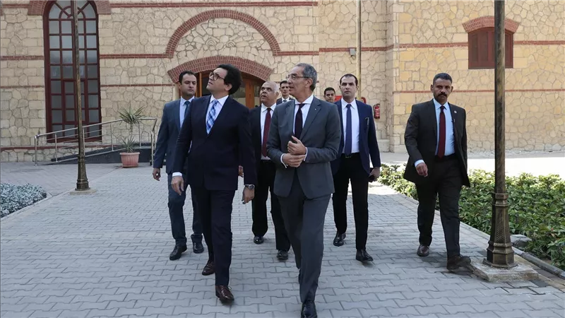 وزيرا الاتصالات والثقافة يناقشان مستجدات العمل فى مشروعات التعاون المشترك بين الوزارتين
